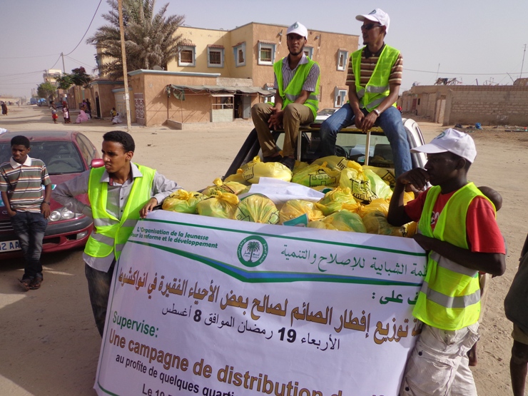 الشباب يحملون المساعدات 