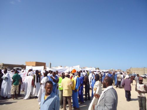 العمال يرفعون مطالبهم قبل الأنطلاقة من الميناء 