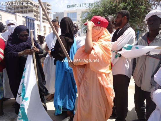 نساء يحملن عصيا لحماية أنفسهن من البلطجية 