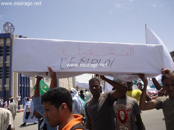 نعوش يحملها الشباب تعبيرا عن الوضع الحالي 