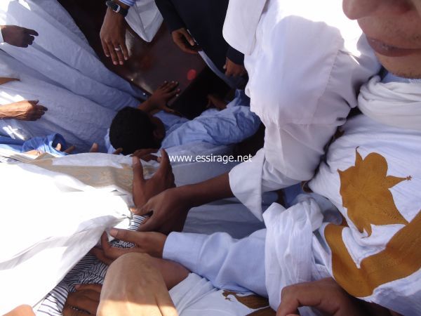 ابن الفقيدة حرطون يجلس بجانب نعش والدته ويبكي 