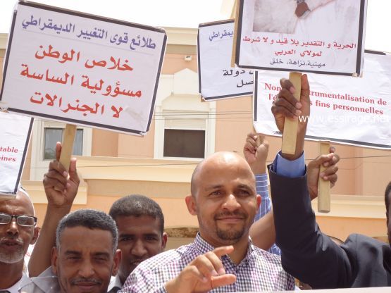رئيس الحزب بين المتظاهرين 