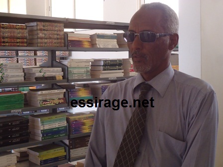 الأمين العام للمعهد أجيه ولد محمد فاضل يحدثنا من داخل المكتبة (خاص للسراج)