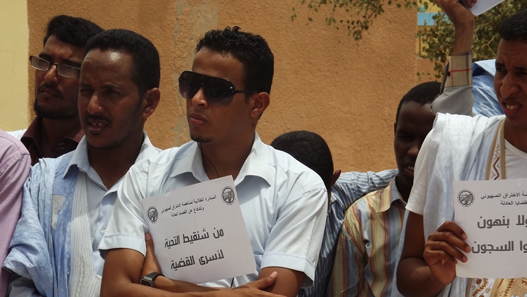 الشباب رفعوا شعارات متعددة 