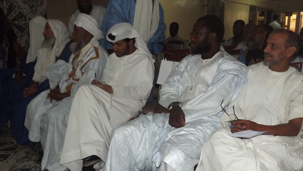 جانب من الحضور يتوسطه القائم بالأعمال الإماراتي 