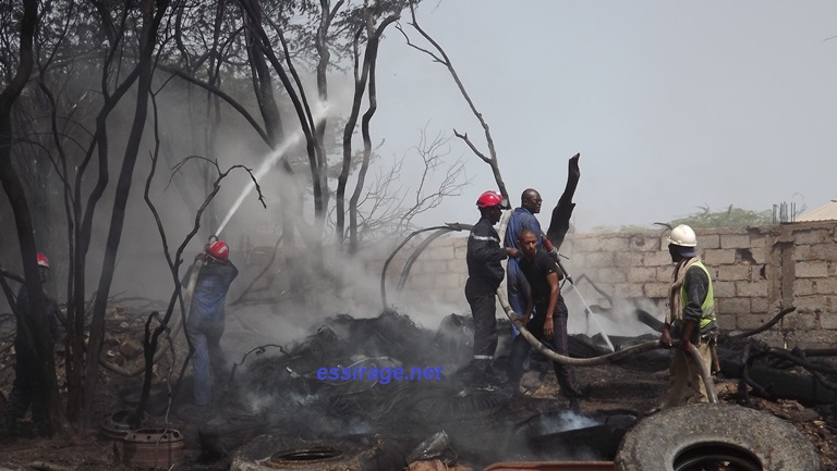 النيران التهمت محتويات الحائط من الأعمدة والإطارات المستعملة 