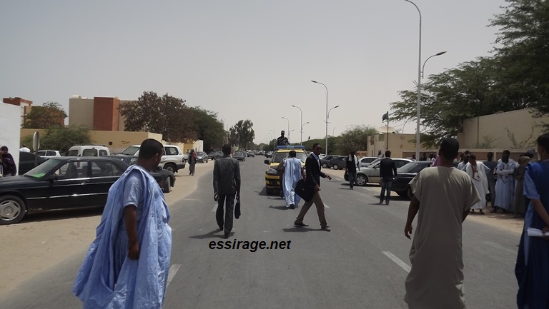 أحد الشباب يمنع تجمع أمن الطرق من اختراق الجمهور 