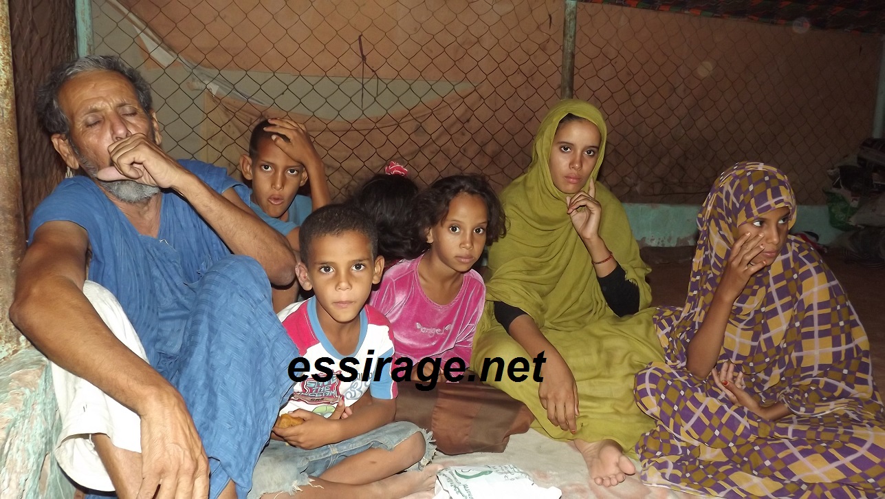 الأطفال وأبوهم يعيشون فقرا مدقعا 