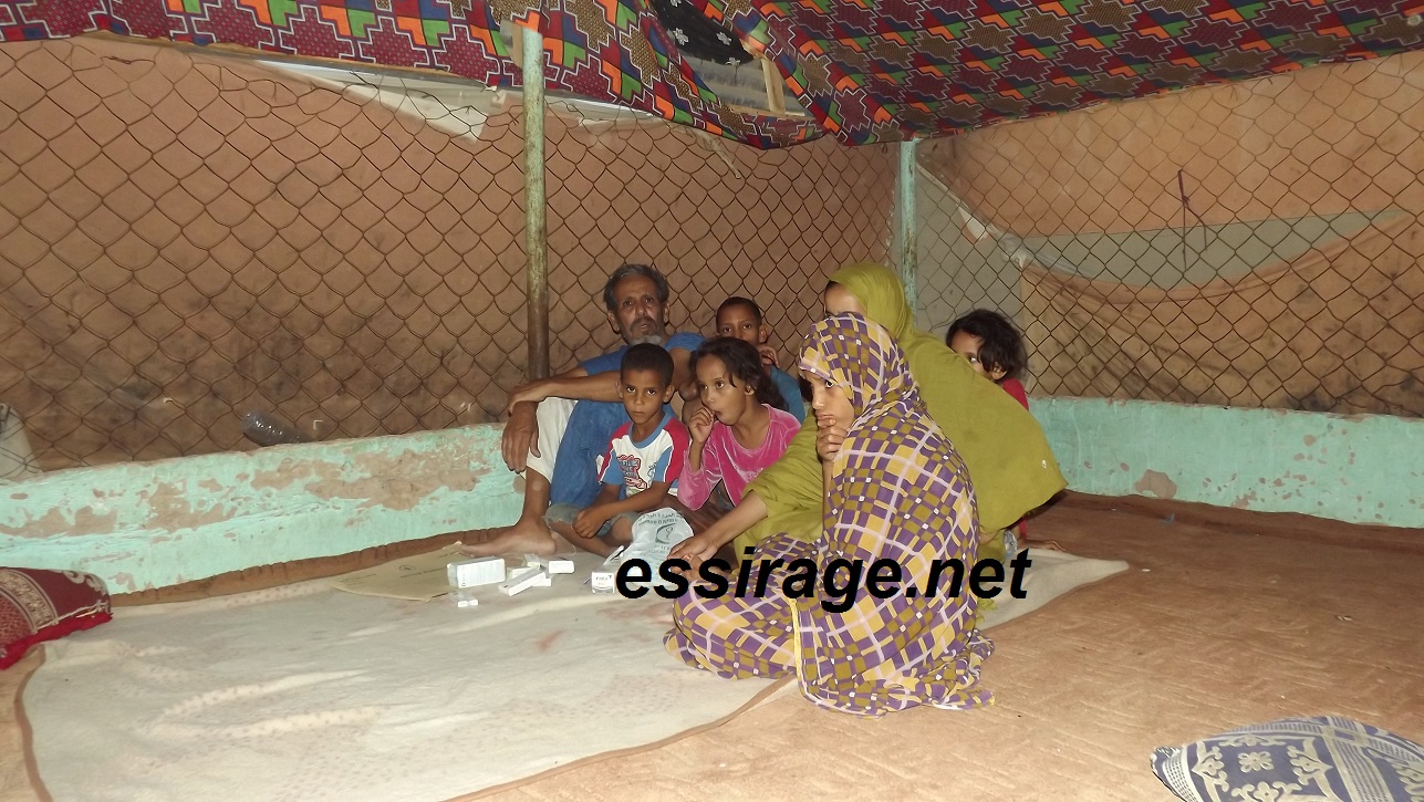 في مسكنهم المتواضع بحي الترحيل ينتظرون الفرج 