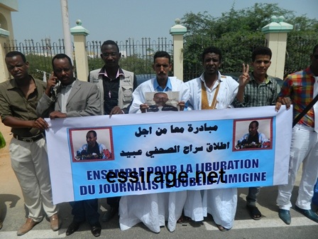 جانب من الوقفة  المطالبة باطلاق سراح الزميل عبيد ولد اميجن (تصوير السراج)