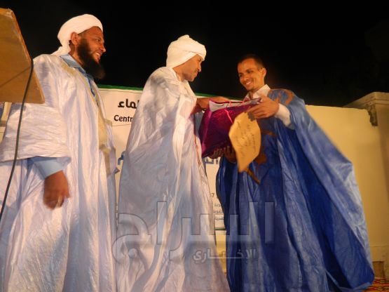 محمد ولد انويكظ خلال تسليمه جائزة عمرة للطالب الفائز 