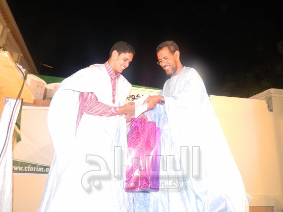 عمدة عرفات يسلم إحدي الجوائز في الحفل 