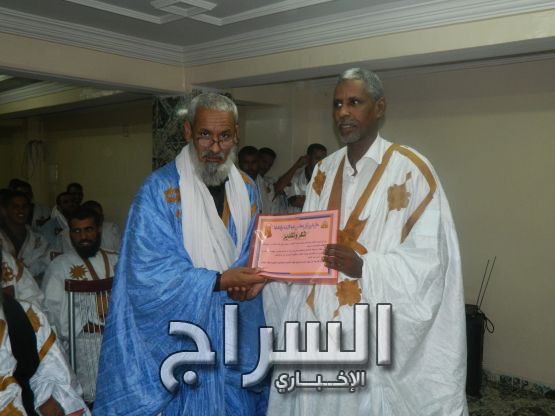 جائزة للدكتور امين ولد البشير يسلمها المدير المساعد للمعهد العالي 