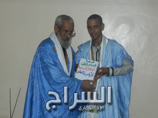 أحد الطلاب يتسلم تقديرا خلال الحفل 