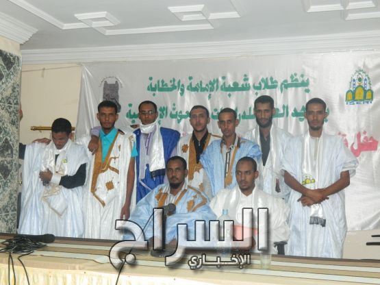 بعض الطلبة في صورة جماعية 