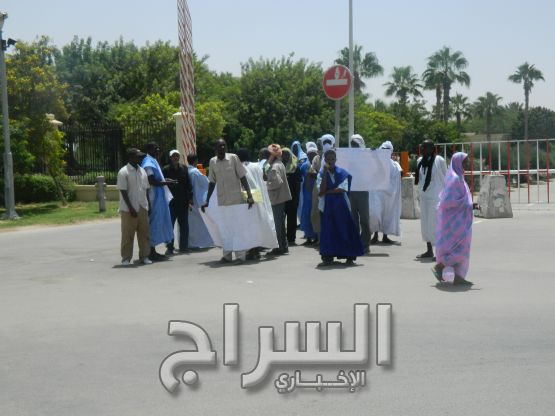 المجموعة خلال تظاهرتها اليوم أمام الرئاسة 