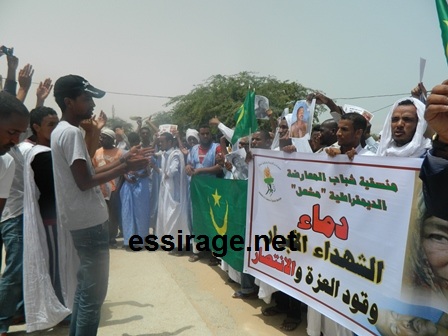 شباب المعارضة يردد شعارات غاضبة أمام mcmفي  نواكشوط 