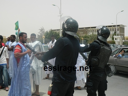 فوهات البنادق صوب المتظاهرين الشباب أمام الداخلية