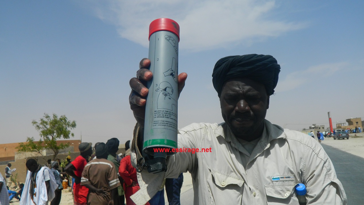 يقول هذا الحمال إنه انتزع هذه القنبلة من يد أحد أفراد الدرك