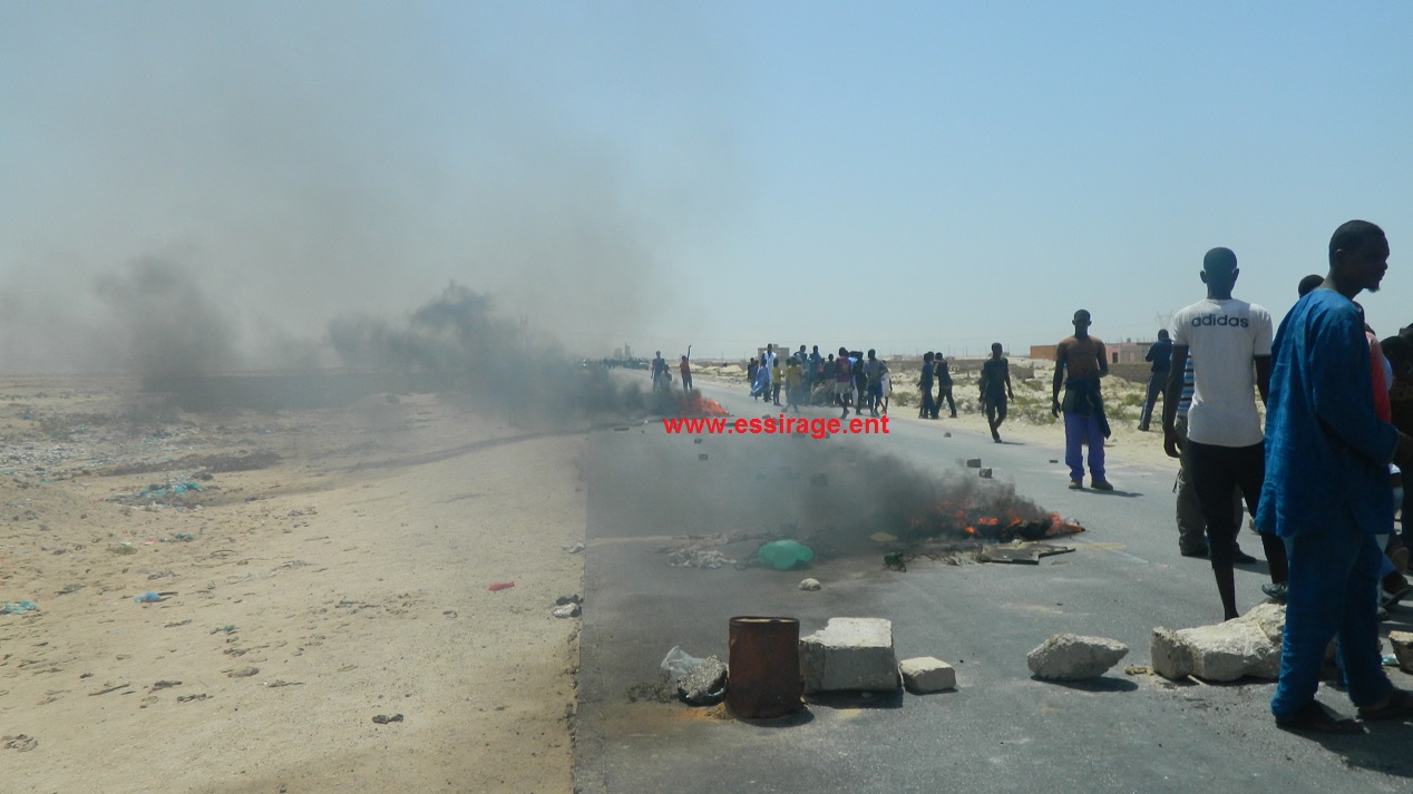 المتظاهرون أحرقوا إطارات السيارات