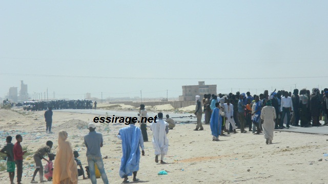 مئات من الحمالة قطعوا الطريق المؤدي إلى الميناء