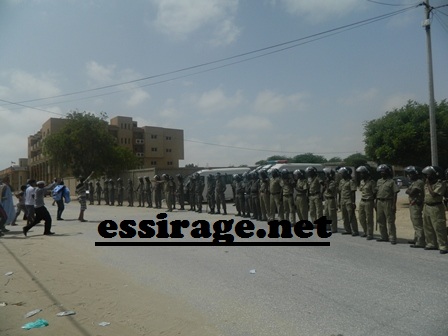 الشرطة أقامت سورا أمنيا كبيرا أسقطه الغاضبون بعد دقائق (تصوير السراج)