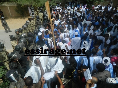 الغاضبون استفزوا الشرطة أكثر من مرة (تصوير السراج)