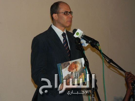 السفير المصري وهو يحمل كتبا مهداة لدار السينمائيين 