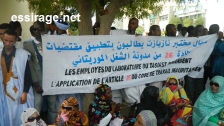 جانب من الوقفة الاحتجاجية للعمال صياح اليوم بمباني وزارة الوظيفة العمومية