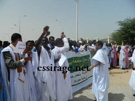 المتظاهرون يطالبون بالقصاص العاجل  