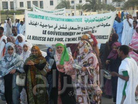 النساء يحملن لافتة تستنكر ارتفاع الأسعار 