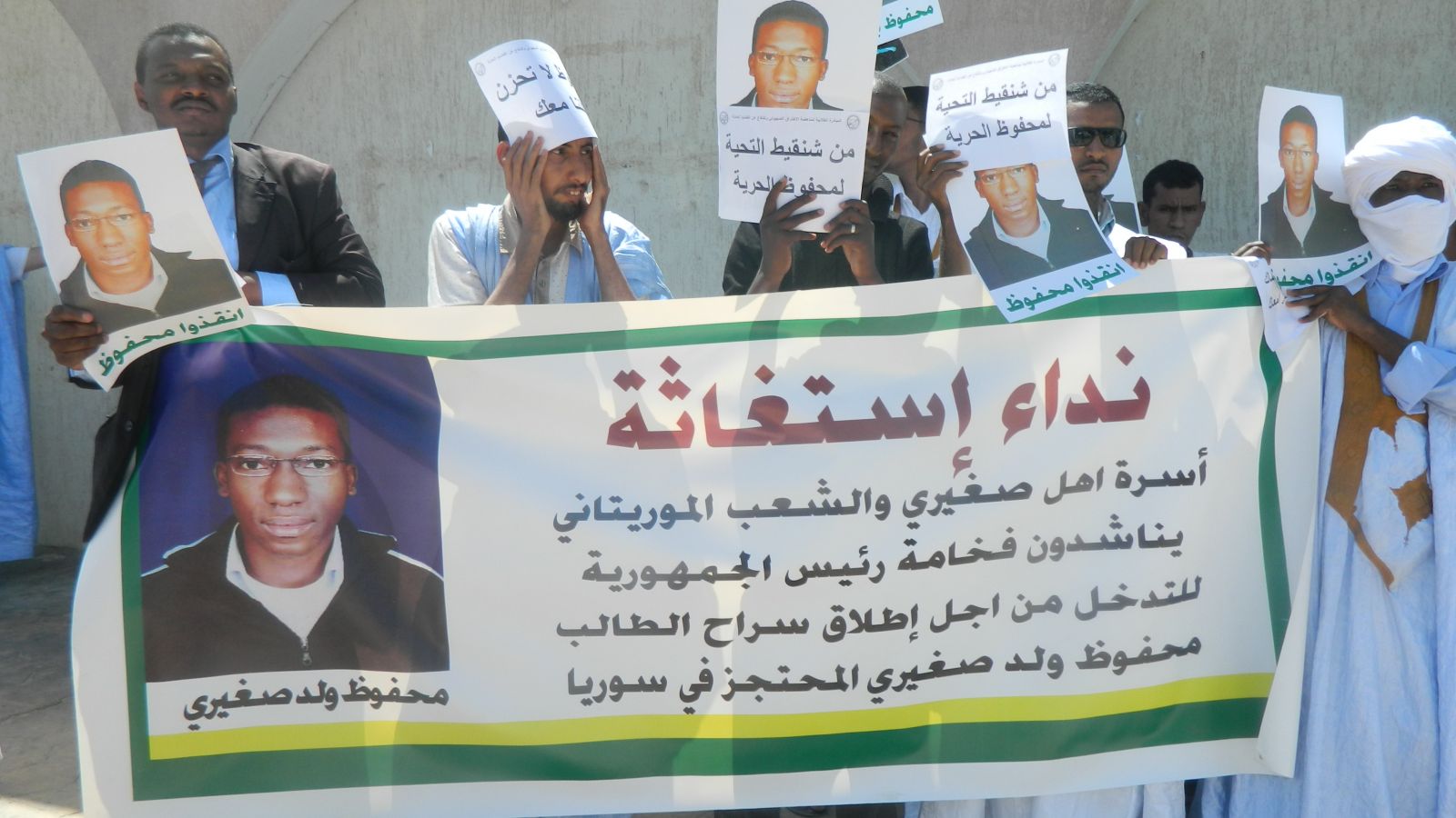 متظاهرون أمام القصر يطالبون الرئيس بإنقاذ ولد صغيري