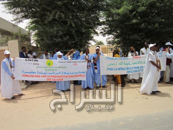 جانب من وقفة الأساتذة 