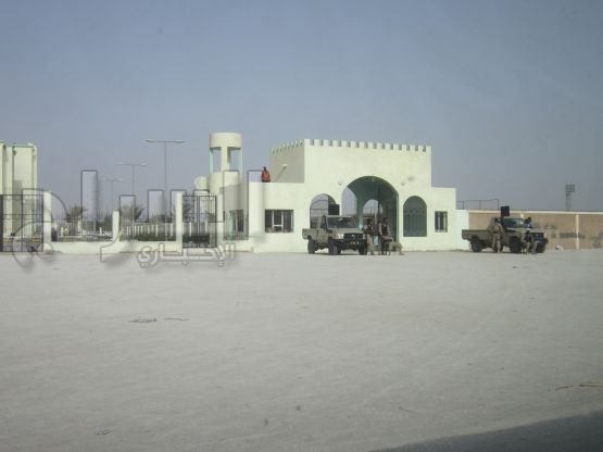 حراس من من نوع خاص أمام مبني إدراة الأمن 
