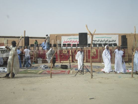 المنصة تستعد لاستقبال الوفود 