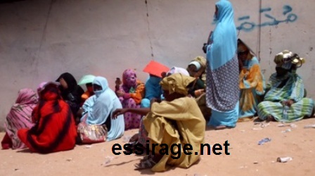 سيدات مللن الوقوف ففضلن الجلوس تحت أشعة الشمس الحارقة في انتظار فرصة الدخول