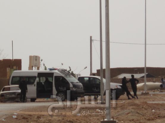باص وثلاث سيارات للشرطة أمام مبني مفوضية الشرطة بالمدينة 
