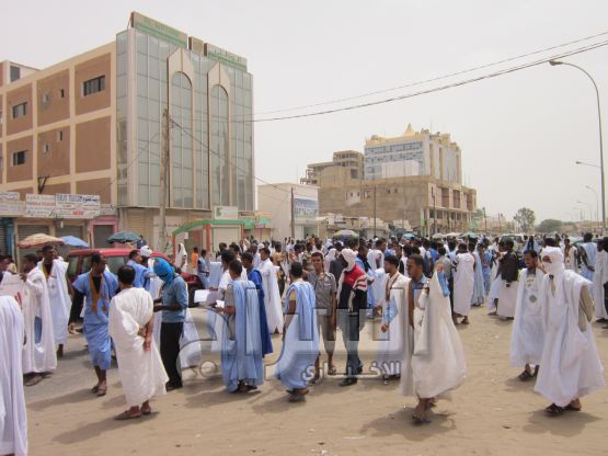 الشباب في نقاش مع أسخاص قالوا إنهم من أهل السوق 