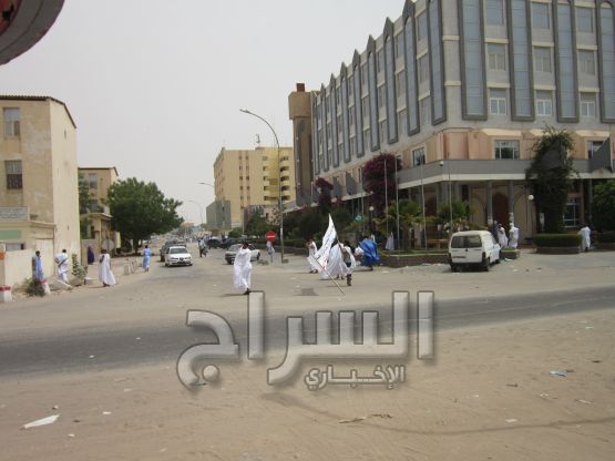 أحد الشباب يحمل لافتة بعد ما سقطت علي الأرض 