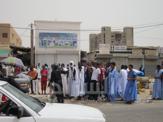 بعض الشباب الذين قالوا إنهم من أهل السوق يتبرأون للشرطة مما حصل 