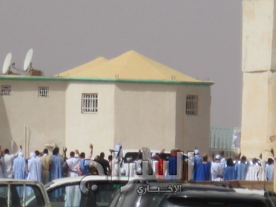 الرئيس يلوح للمستقبلين من داخل سيارته 