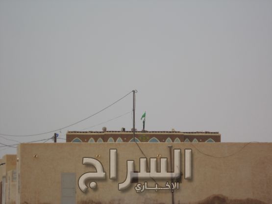 مبني عسكري يرفع عليه العلم دون الرسميات العسكرية 