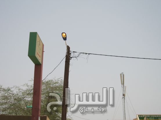 مصابيح مضيئة في النهار 