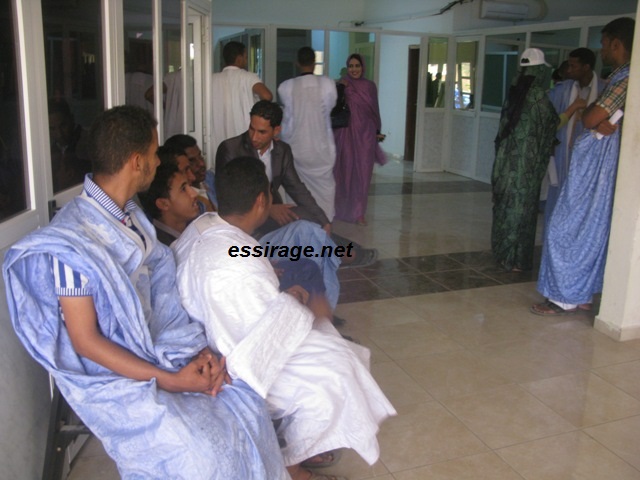 الصحفيون المحتجون داخل مباني الهابا بعد تسليم العريضة المطلبية