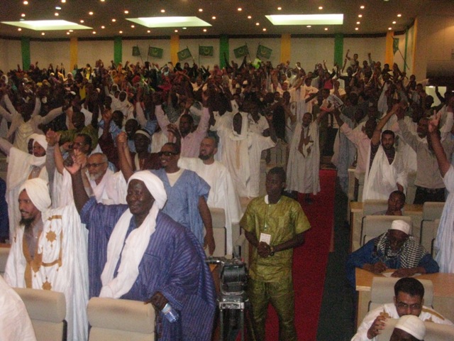 جماهير رددت نص العهد الوطني