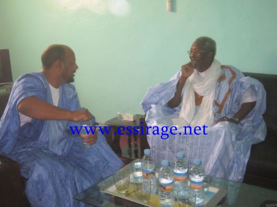 مسعود لحظة دخوله مكتب رئيس حزب تواصل 
