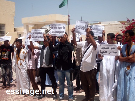 جانب من الوقفة الاحتجاجية صباح اليوم بمباني كلية الطب