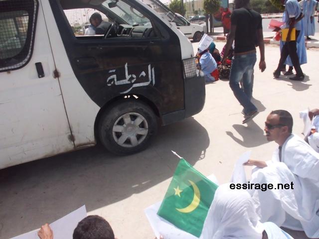 المحتجون يحاصرون سيارة الشرطة حيث يعتقل زملاء لهم