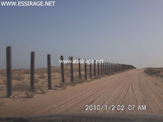سياج شركة اسنيم حيث يمر الطريق الوحيد إلي الرأس الأبيض 