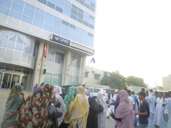 الشباب أمام مكتب الجزيرة 